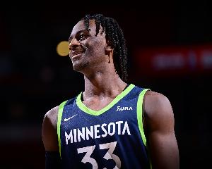 完美对战平台官网-轻松两双！莱昂纳德-米勒16中8拿下22分11板2助1断1帽